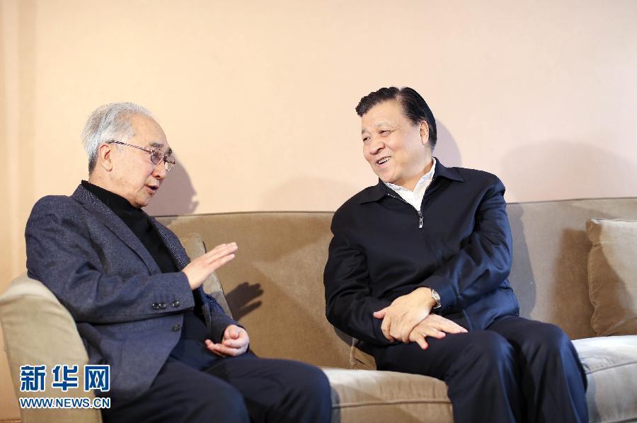 这是1月30日，刘云山看望著名油画家靳尚谊。新华社记者丁林摄