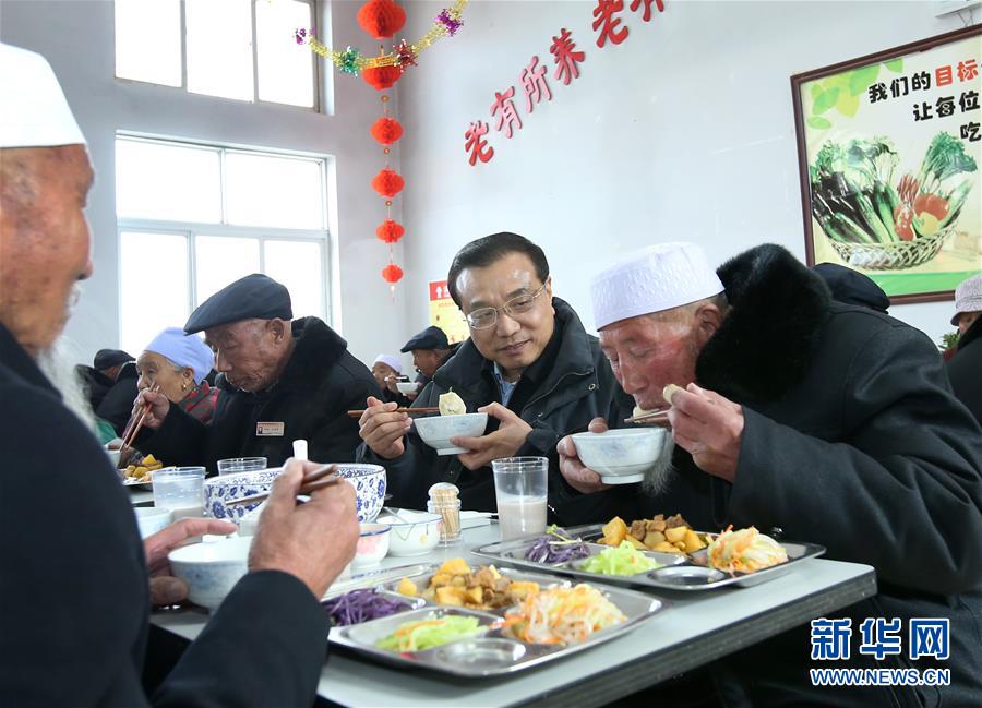 这是2月1日农历小年，李克强在固原中心敬老院同各族老人一边吃着热腾腾的饺子，一边拉家常。 新华社记者 庞兴雷 摄 