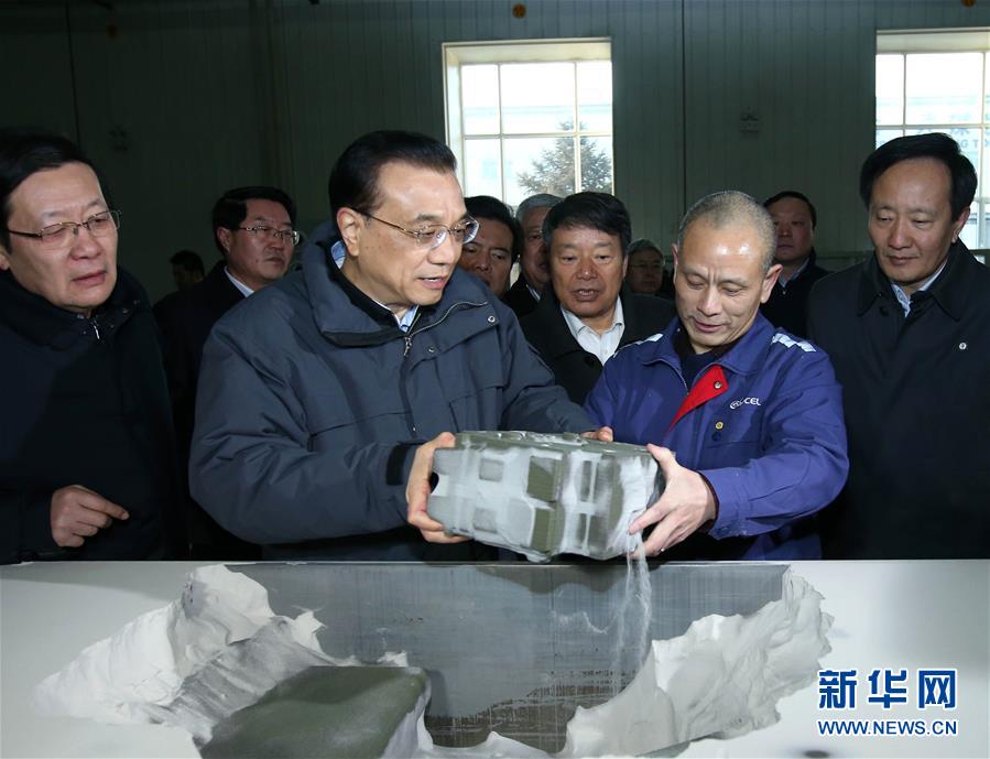 这是2月2日，李克强在共享装备公司了解3D打印产品。 新华社记者 庞兴雷 摄 