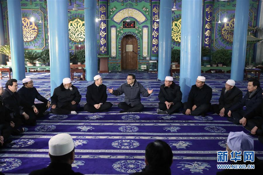 这是2月2日，李克强在银川纳家户清真大寺与宁夏民族宗教界上层人士围坐恳谈。 新华社记者 庞兴雷 摄 