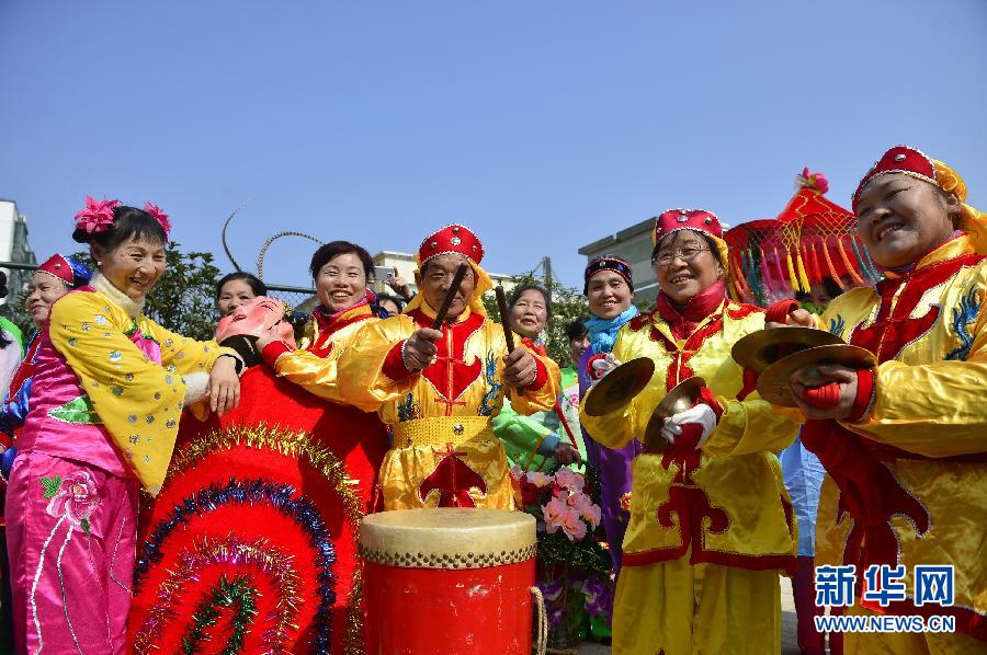 南昌市东湖区光明社区的居民敲锣打鼓迎接春节（2月3日摄）。新华社记者 周密 摄