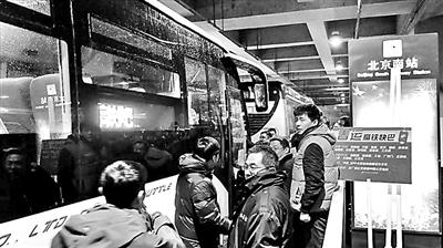铁路返京旅客51万人创同期纪录 地铁延时运营