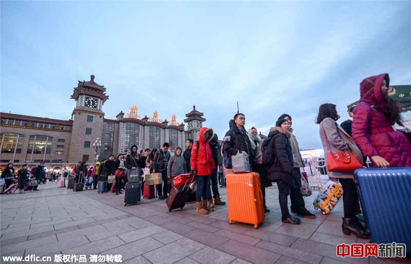北京站迎返京客流高峰 人满为患