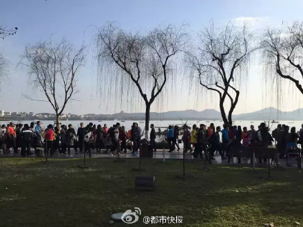杭州西湖春节游客爆棚：许仙找不到白娘子(图)