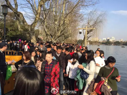 杭州西湖春节游客爆棚：许仙找不到白娘子(图)