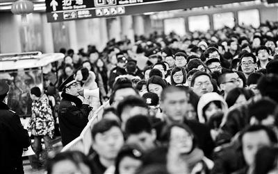 北京西站城管变身雷锋侠 春运期间每天指路上千次