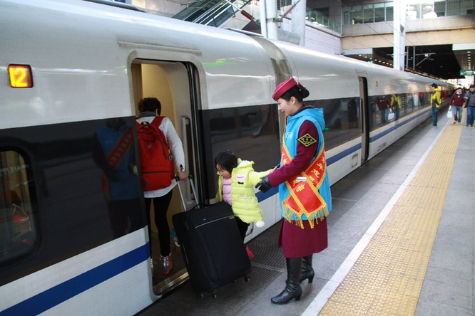 京广高铁车队开展志愿者服务