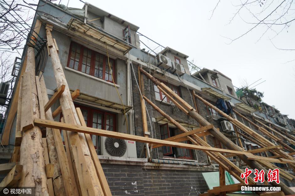 上海一居民楼墙体倾斜开裂 仅靠数十根木棒支撑