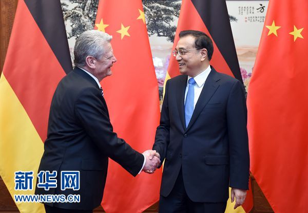 3月21日，国务院总理李克强在北京人民大会堂会见来华进行国事访问的德国总统高克。 新华社记者 张铎 摄