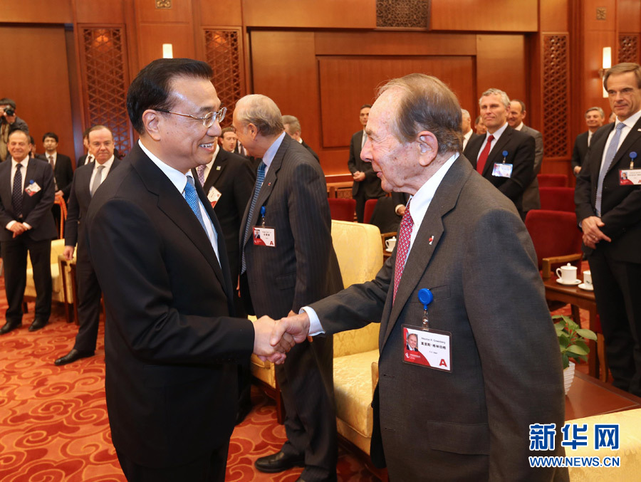 3月21日，国务院总理李克强在北京人民大会堂会见来华出席中国发展高层论坛2016年年会的境外代表，并同他们座谈交流。 新华社记者庞兴雷 摄 