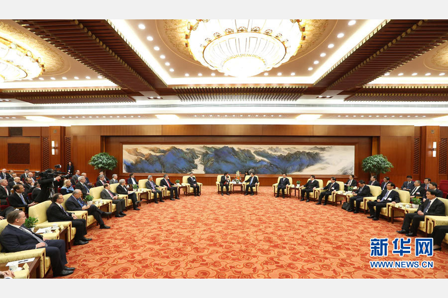 3月21日，国务院总理李克强在北京人民大会堂会见来华出席中国发展高层论坛2016年年会的境外代表，并同他们座谈交流。 新华社记者庞兴雷 摄 