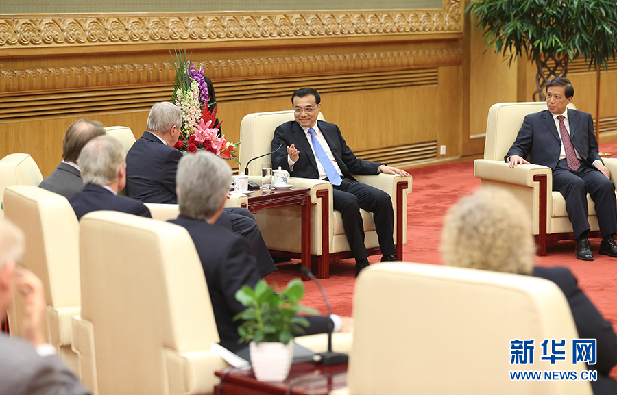 3月31日，国务院总理李克强在北京人民大会堂会见由美国智库阿斯彭学会组织、18名美国国会参众议员组成的访华团，并同他们对话座谈。新华社记者 马占成 摄