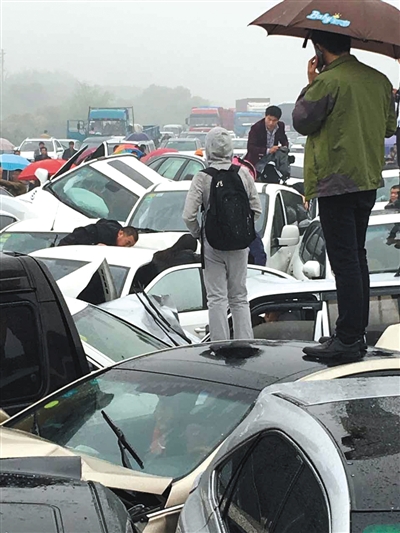沪蓉高速常州段发生追尾车祸 20余辆车 撞成一