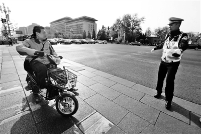 北京：十条大街禁行电动车 外卖小哥绕路走