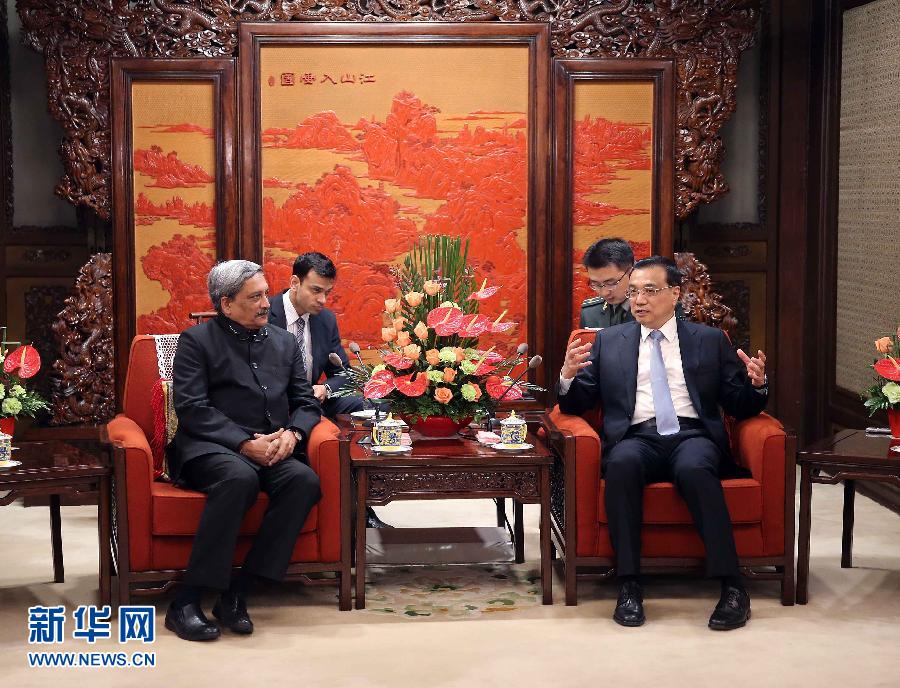 4月19日，国务院总理李克强在北京中南海紫光阁会见印度国防部长帕里卡尔。 新华社记者刘卫兵摄 
