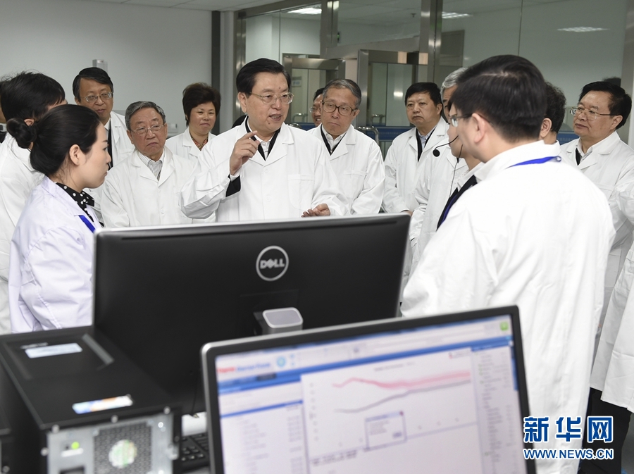 这是4月19日，张德江来到湖北省食品药品监督检验研究院，了解食品添加剂、农药残留、微生物等食品检验情况。新华社记者 谢环驰 摄