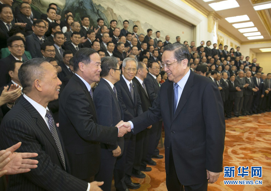  On April 25, Yu Zhengsheng, member of the Standing Committee of the Political Bureau of the Central Committee of the Communist Party of China and chairman of the National Committee of the Chinese People's Political Consultative Conference (CPPCC), met with representatives attending the fourth member congress of the National Association of Taiwan Compatriots Investment Enterprises in the Great Hall of the People in Beijing. Photographed by Ma Zhancheng, reporter of Xinhua News Agency
