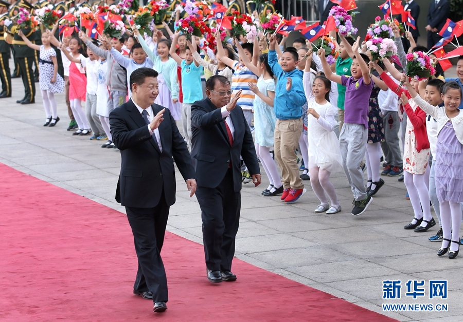 5月3日，中共中央总书记、国家主席习近平在北京人民大会堂同老挝人民革命党中央总书记、国家主席本扬举行会谈。这是会谈前，习近平在人民大会堂东门外广场为本扬举行欢迎仪式。 新华社记者 庞兴雷 摄