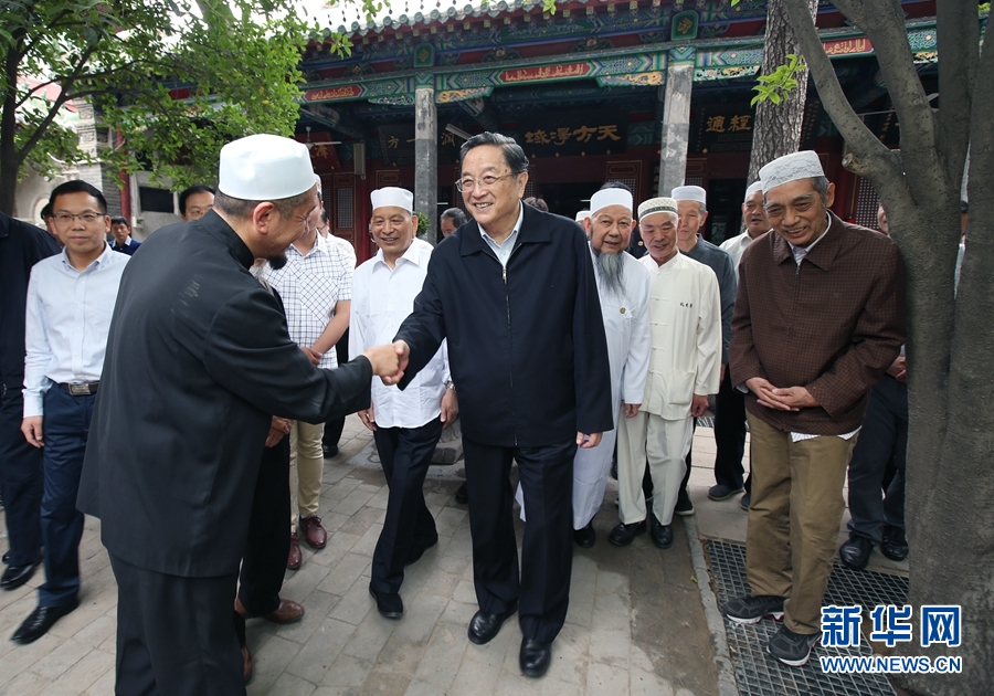 5月22日至24日，中共中央政治局常委、全国政协主席俞正声在河南调研。这是5月23日，俞正声在郑州北大清真寺了解宗教活动开展情况。新华社记者 姚大伟 摄 