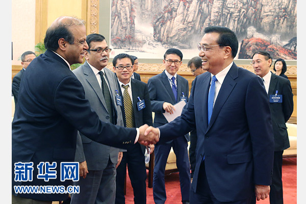 5月31日，国务院总理李克强在北京人民大会堂会见来华出席亚洲新闻联盟年会的各国媒体负责人并同他们座谈。 新华社记者姚大伟摄