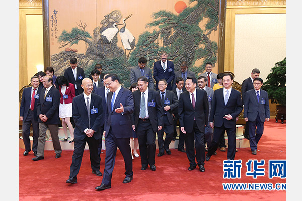 5月31日，国务院总理李克强在北京人民大会堂会见来华出席亚洲新闻联盟年会的各国媒体负责人并同他们座谈。 新华社记者姚大伟摄