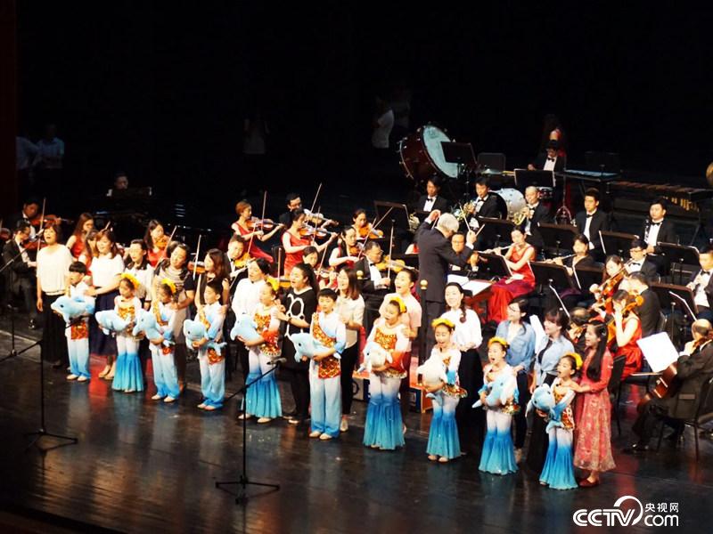 　　天津小海豚听障儿童合唱团表演的《小鲤鱼跳龙门》好评如潮。