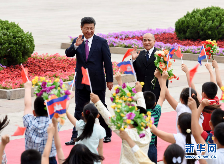 6月3日，国家主席习近平在北京人民大会堂同柬埔寨国王西哈莫尼举行会谈。这是会谈前，习近平在人民大会堂东门外广场为西哈莫尼举行欢迎仪式。 新华社记者 饶爱民 摄