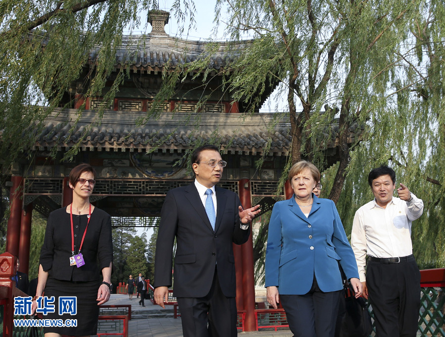 6月12日，国务院总理李克强在北京会见来华进行正式访问并举行第四轮中德政府磋商的德国总理默克尔。这是会见前，李克强和默克尔在颐和园散步。新华社记者 庞兴雷 摄 