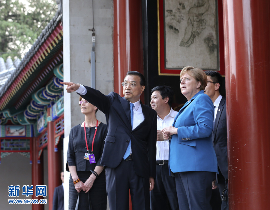 6月12日，国务院总理李克强在北京会见来华进行正式访问并举行第四轮中德政府磋商的德国总理默克尔。这是会见前，李克强和默克尔在颐和园散步。新华社记者 庞兴雷 摄 