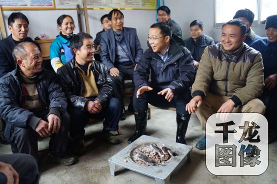 2013年年底，丹寨县委书记侯美传在排佐村乌猛寨与村民座谈。（丹寨县委宣传部供图）