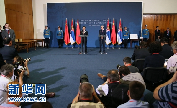  6月18日，国家主席习近平在贝尔格莱德同塞尔维亚总统尼科利奇举行会谈。会谈后，两国元首共同会见记者。 新华社记者兰红光摄 