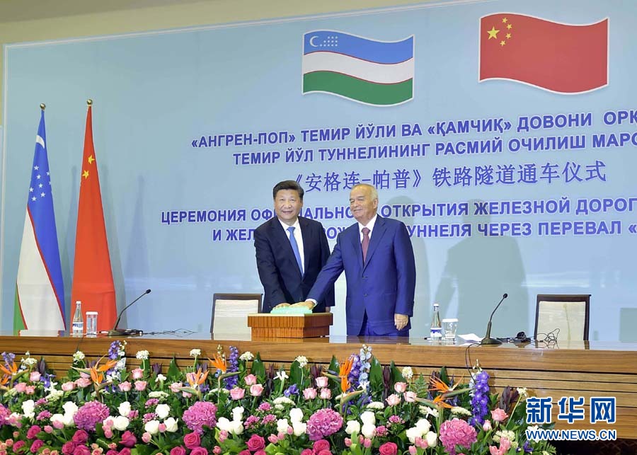 6月22日，国家主席习近平和乌兹别克斯坦总统卡里莫夫在塔什干共同出席“安格连－帕普”铁路隧道通车视频连线活动。 新华社记者李涛摄