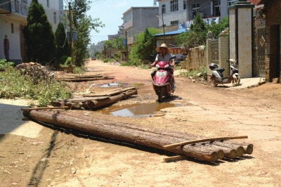 洪水消退，马路上还有村民自制的木筏。