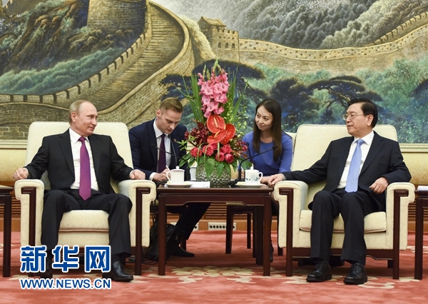 6月25日，全国人大常委会委员长张德江在北京人民大会堂会见俄罗斯总统普京。 新华社记者 李学仁 摄