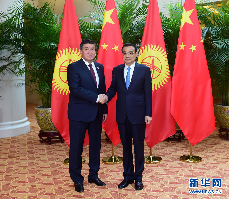 6月27日，国务院总理李克强在天津同来华出席2016年夏季达沃斯论坛的吉尔吉斯斯坦总理热恩别科夫举行会谈。 新华社记者 张铎 摄