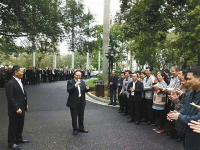 刘小华离开湛江当日，湛江市委机关大院内举办了一场告别仪式。人群中，刘小华拿着话筒，发表讲话。郑科授 摄