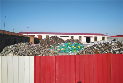 6月24日，河北沧县前唐庄村的一家再生橡胶加工厂内，橡胶废料堆积如山，包围厂房。