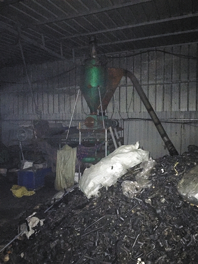 6月22日，河北沧州盐山县于庵村，一家橡胶生产作坊车间，橡胶垃圾遍地。