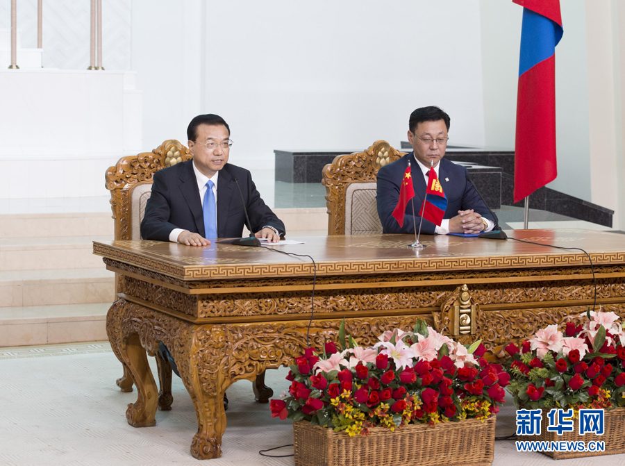 7月14日，国务院总理李克强在乌兰巴托国家宫与蒙古国总理额尔登巴特举行会谈后共同会见记者。 新华社记者 王晔 摄 
