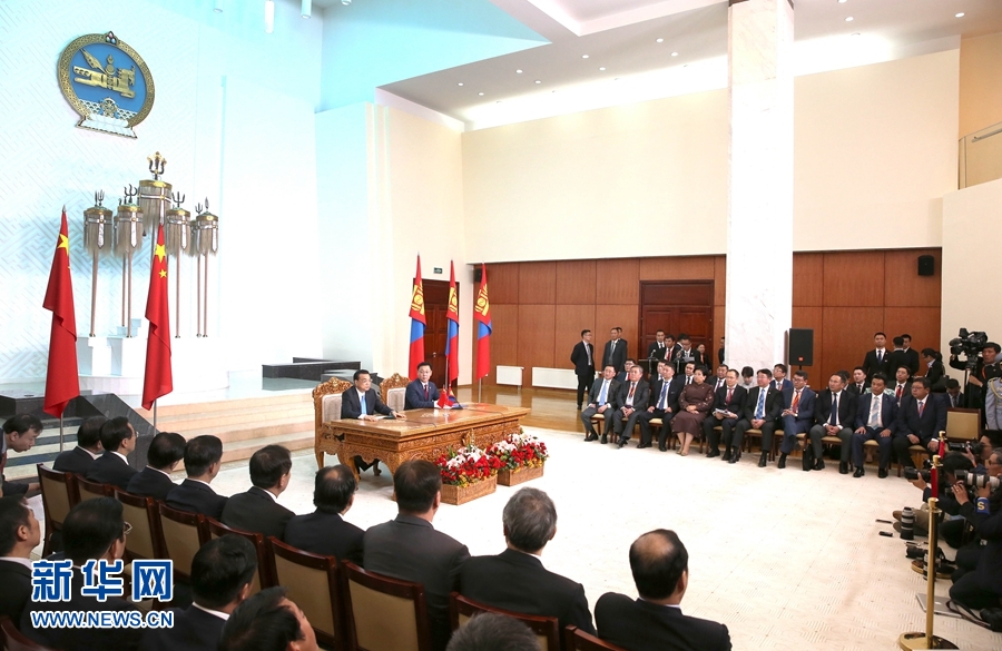 7月14日，国务院总理李克强在乌兰巴托国家宫与蒙古国总理额尔登巴特举行会谈后共同会见记者。 新华社记者马占成摄 