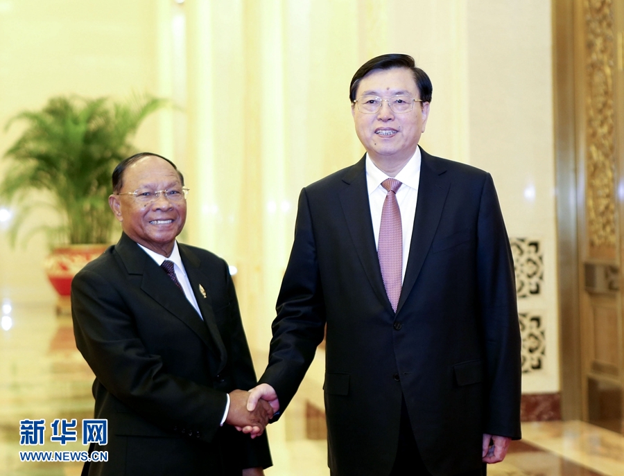 7月25日，全国人大常委会委员长张德江在北京人民大会堂与柬埔寨国会主席韩桑林举行会谈。 新华社记者 丁林 摄