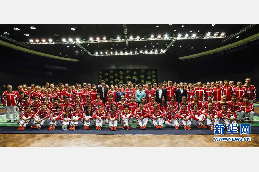 当地时间8月3日，国务院副总理刘延东在巴西出席里约奥运会开幕式前前往圣保罗赛前训练营看望中国体育代表团。这是刘延东与运动员、教练员合影。新华社记者韩岩摄