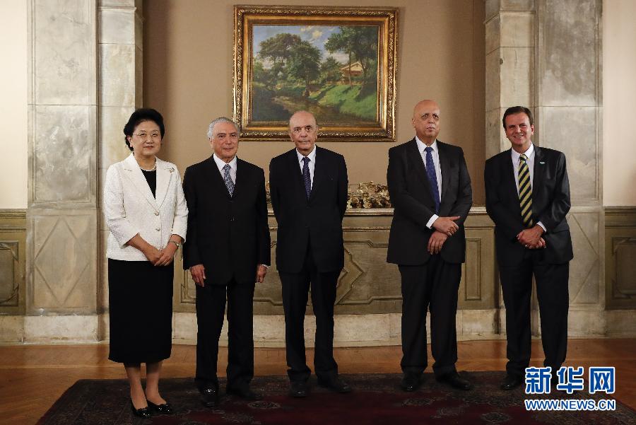 8月5日，国务院副总理刘延东作为习近平主席特别代表，在巴西出席里约奥运会开幕式前，出席巴西代总统特梅尔（左二）举行的欢迎招待会。新华社记者韩岩摄 