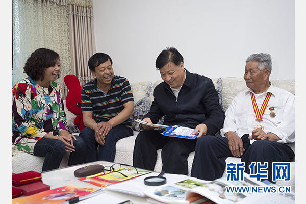 这是9月2日，刘云山在农垦建三江七星农场看望慰问老党员，听取对加强基层党建工作的意见建议。新华社记者王晔摄