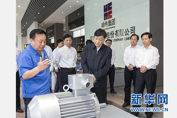 这是9月3日，刘云山在哈电集团佳木斯电机股份有限公司了解企业经营及产品创新情况。新华社记者王晔摄