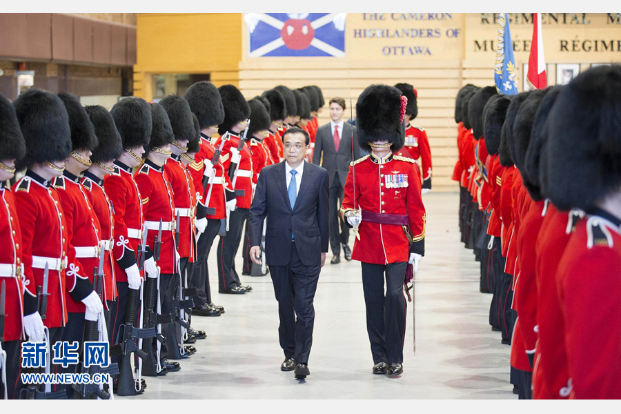 9月22日，国务院总理李克强在渥太华议会大厦同加拿大总理特鲁多举行会谈。会谈前，特鲁多在卡迪亚典礼厅为李克强举行隆重的欢迎仪式。李克强在特鲁多的陪同下检阅仪仗队。新华社记者 黄敬文 摄 