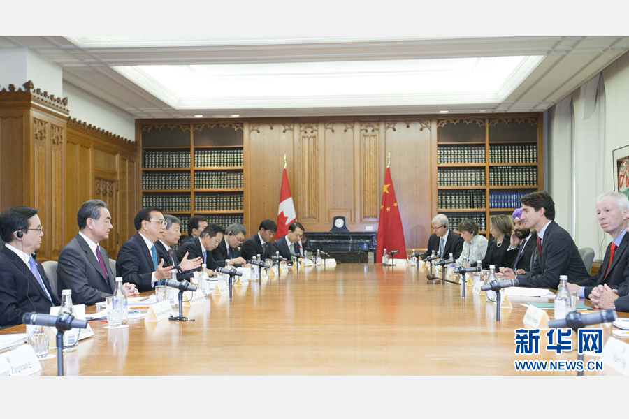 9月22日，国务院总理李克强在渥太华议会大厦同加拿大总理特鲁多举行会谈。 新华社记者 黄敬文 摄 