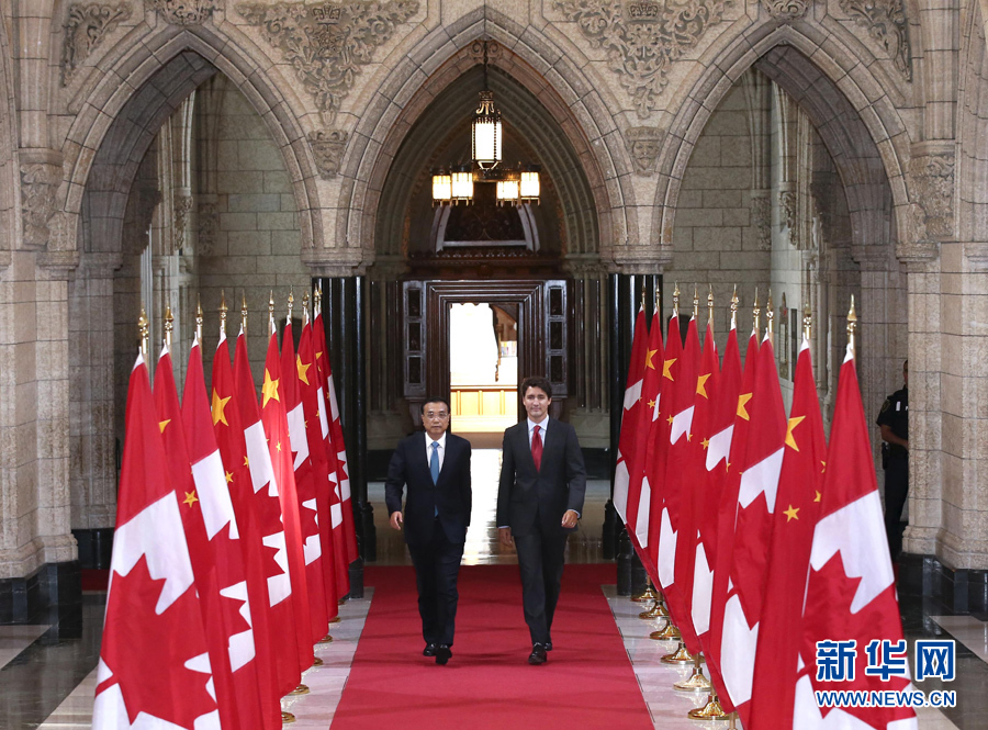 9月22日，国务院总理李克强在渥太华与加拿大总理特鲁多出席中加合作文件签署仪式。 新华社记者 庞兴雷 摄