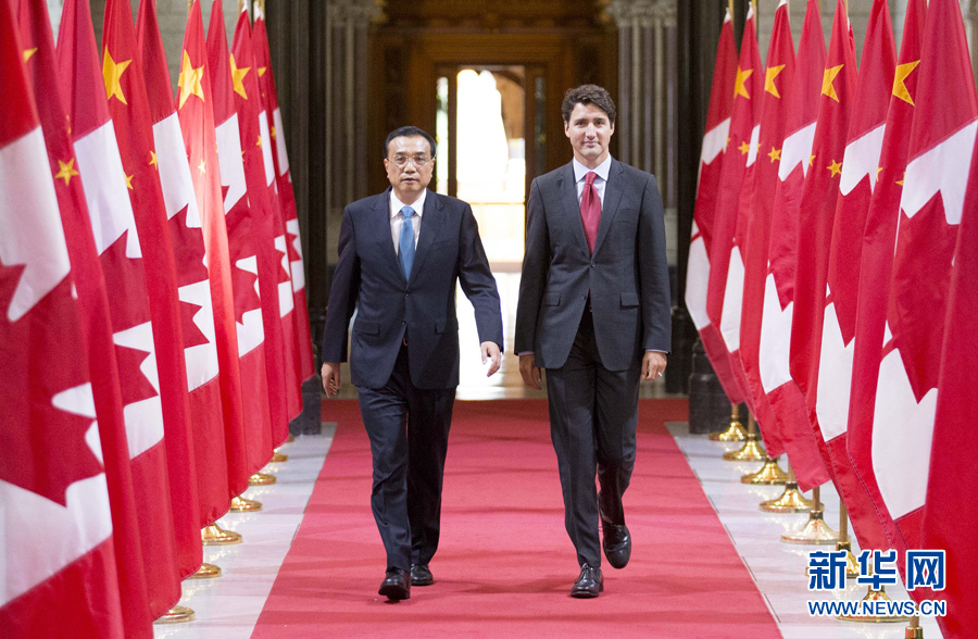 9月22日，国务院总理李克强在渥太华与加拿大总理特鲁多出席中加合作文件签署仪式。 新华社记者 黄敬文 摄