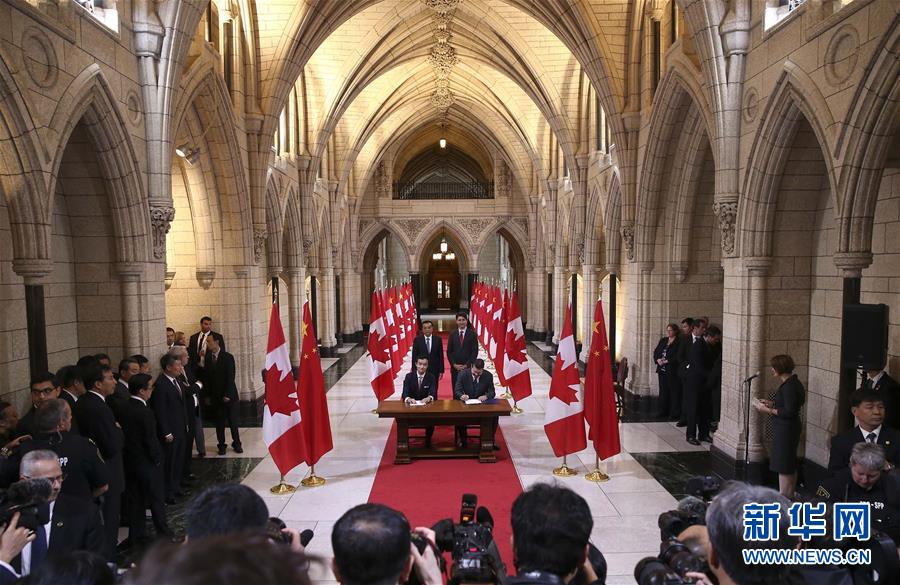 9月22日，国务院总理李克强在渥太华与加拿大总理特鲁多出席中加合作文件签署仪式。这是两国总理见证双方合作文件的签署。 新华社记者庞兴雷 摄